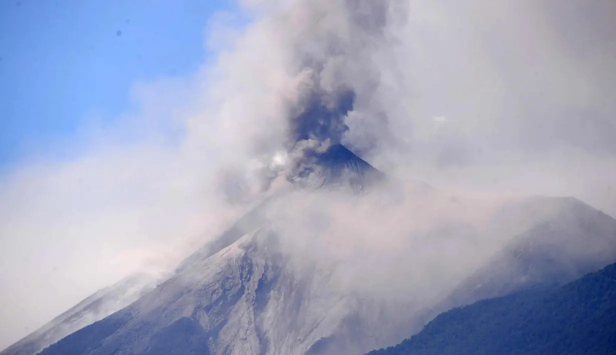 Gunung Fuego mengeluarkan abu terlihat dari kota Antigua, Sacatepequez, 45 km tenggara Kota Guatemala (1/2). Gunung yang terletak 35 kilometer tenggara ibukota Guatemala, meningkat aktivitas letusannya sampai di beberapa desa. (AFP Photo/Johan Ordonez)