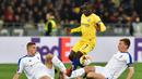 Aksi Ngolo Kante melewati dua pemain Dynamo Kiev pada leg kedua, babak 16 besar Liga Europa yang berlangsung di Stadion Stamford Bridge, London, Jumat (15/3). Chelsea menang 5-0 atas Dynamo Kiev. (AFP/Genya Savilov)