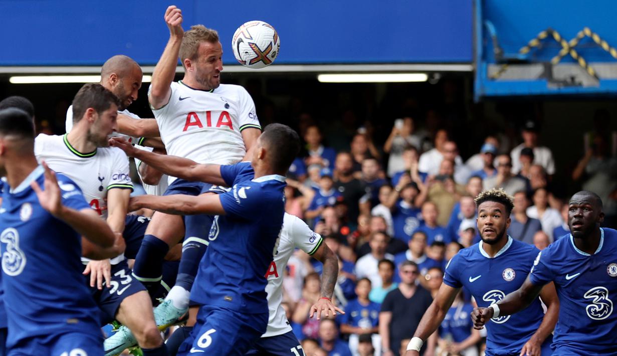 Pemain Tottenham Hotspur Harry Kane (atas) mencetak gol gawang Chelsea pada pertandingan sepak bola Liga Inggris di Stadion Stamford Bridge, London, Inggris, 14 Agustus 2022. Pertandingan berakhir imbang 2-2. (AP Photo/Ian Walton)