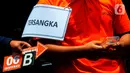 Anggota Densus 88 Bripda Haris Sitanggang alias Bripda HS menjalani salah satu adegan saat rekonstruksi pembunuhan sopir taksi online Sony Rizal Taihitu (56) di lapangan Direktorat Reserse Kriminal Umum Polda Metro Jaya, Jakarta, Kamis (16/2/2023). Bripda HS menjalani 37 adegan sebagai rangkaian peristiwa pembunuhan Sony Rizal Taihitu di Jalan Nusantara Perumahan Bukit Cengkeh, Kelurahan Tugu Cimanggis, Depok, Jawa Barat. (merdeka.com/Imam Buhori)