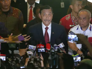 Pelaksana Tugas (Plt) Menteri ESDM, Luhut B Pandjaitan memberikan keterangan pers usai mendatangi Kementerian ESDM, Jakarta, (16/8). Kedatangan luhut merupakan yang pertama kali saat memimpin instansi tersebut. (Liputan6.com/Angga Yuniar)