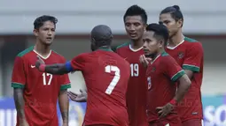 Kapten Timnas Indonesia, Boas Solossa, memberikan arahan kepada rekannya saat pertandingan melawan Fiji pada laga persahabatan di Stadion Patriot, Bekasi, Sabtu, (2/9/2017). Skor berakhir imbang 0-0. (Bola.com/M Iqbal Ichsan)