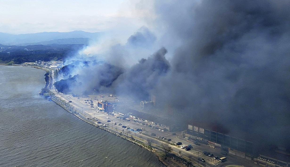 <p>Sekitar 70 rumah dan bangunan lainnya hancur dan lebih dari 400 penduduk dievakuasi ke fasilitas besar seperti arena seluncur es dan gedung olahraga sekolah menengah. Sejauh ini belum ada laporan langsung tentang cedera atau kematian. (Yang Ji-woong/Yonhap via AP)</p>