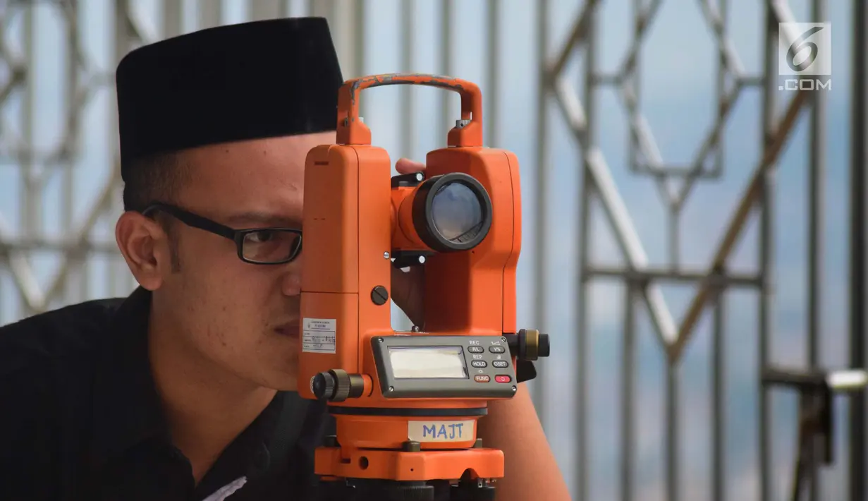 Tim Rukyat Hilal AL Husna MAJT Semarang mengintip hilal di Menara Al-Husna Masjid Agung Jawa Tengah, Selasa (15/5 ). Tim belum melihat bulan penuh di ufuk titik tengah. (Liputan6.com/Gholib)