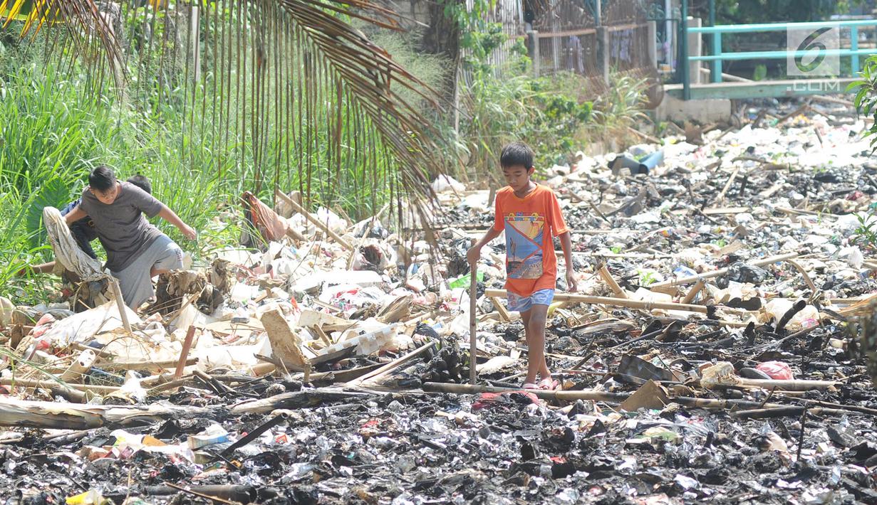 Anak-anak bermain di Sungai Kalibaru di Kampung Bambu Kuning, Bojong Baru, Bogor (12/9). Kurangnya kesadaran berbagai pihak menyebabkan Sungai yang merupakan anak Sungai Ciliwung ini dipenuhi tumpukan sampah rumah tangga. (Merdeka.com/Arie Basuki)