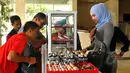 Sejumlah pengunjung tampak antusias melihat aneka batu akik asal NTB yang dipamerkan di ruang lobi depan DPD-RI komplek parlemen, Senayan, Rabu (15/4/2015). (Liputan6.com/Yoppy Renato)
