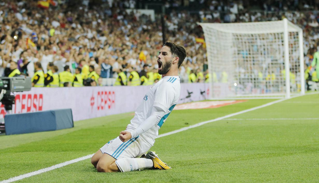 Gelandang Real Madrid, Isco, melakukan selebrasi setelah mencetak gol ke gawang Espanyol pada laga La Liga Spanyol, Minggu (1/10/2017). Real Madrid menang 2-0 atas  Espanyol. (AP/Paul White)