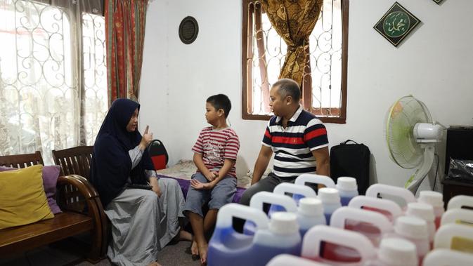 Alfa Farhani sedang bercengkrama bersama istri dan anaknya. Dulunya seorang manajer hotel bintang 4, kini Alfa melakukan usaha cuci mobil dan menjual produk sanitasi demi bisa bertahan hidup di tengah pandemi Covid-19. (Foto: Liputan6.com).