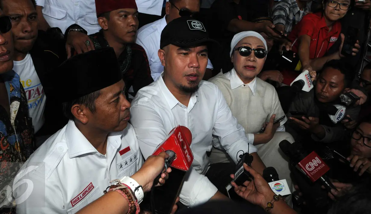 Ahmad Dhani dan Ratna Sarumpaet diwawancarai awak media di Gedung KPK, Jakarta, Kamis (2/6). Ahmad Dhani protes karena dilarang menggelar konser sekaligus demonstrasi bertajuk 'Panggung Rakyat Tangkap Ahok' di depan gedung KPK (Liputan6.com/Helmi Afandi)