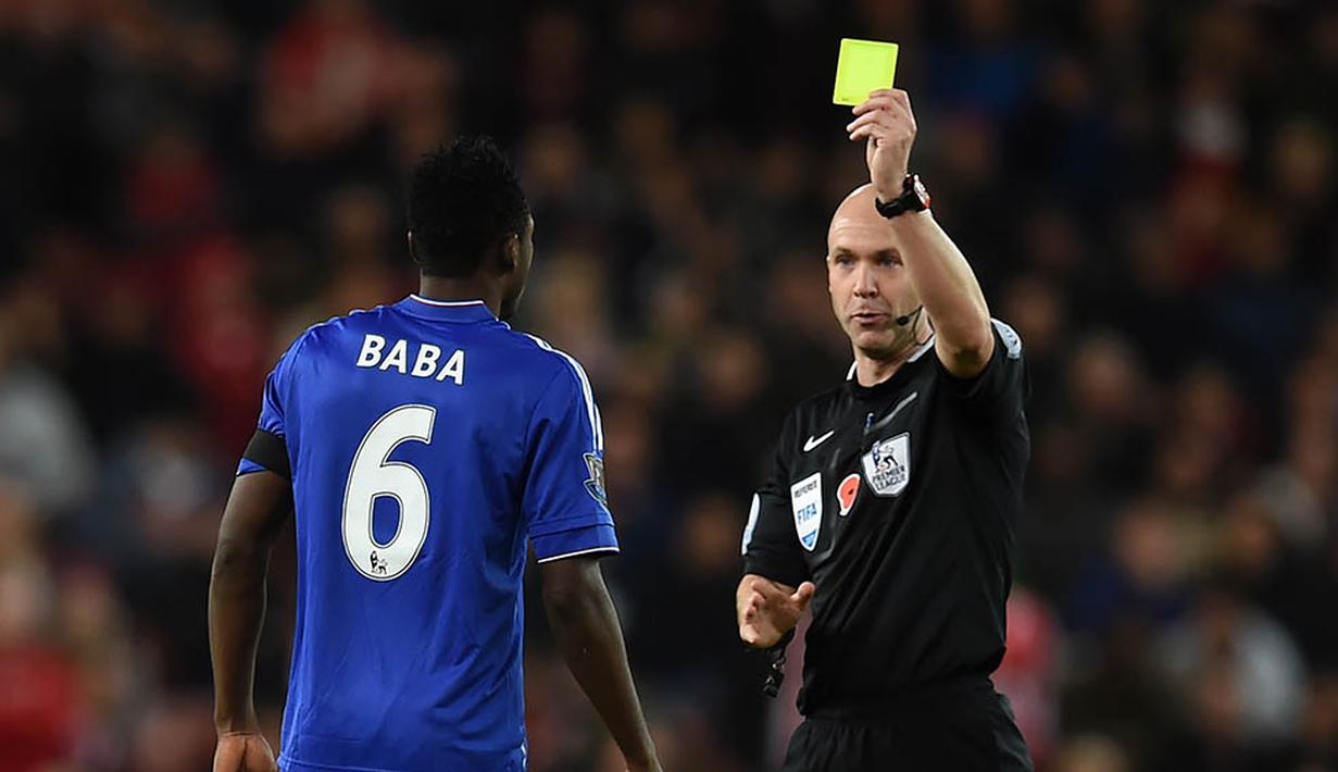 6. Anthony Taylor - Saat Fabregas terjatuh di kotak penalti Southampton, wasit ini tidak memberi penalti namun malah mengganjar dengan kartu kuning. Akibatnya Mou menganggap ada konspirasi untuk menjatuhkan Chelsea musim ini. (AFP/Paul Ellis)