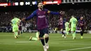 Striker Barcelona, Lionel Messi, melakukan selebrasi usai membobol gawang Levante pada laga La Liga 2019 di Stadion Camp Nou, Sabtu (27/4). Barcelona menang 1-0 atas Levante. (AP/Manu Fernandez)