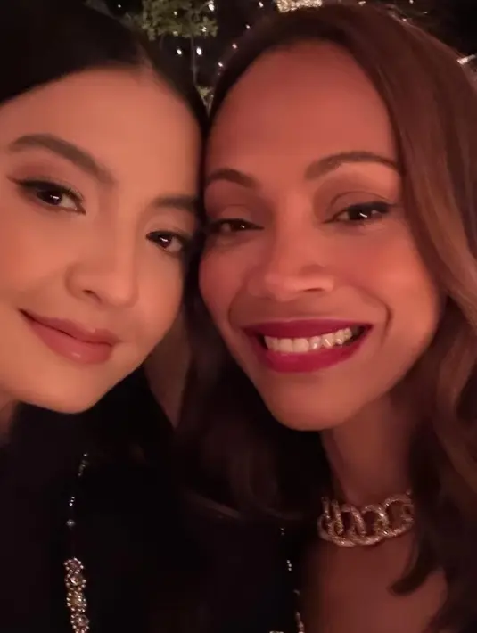 Raline tak kalah stunning dari Zoe Saldana. Kali ini ia tampak begitu menawan dengan makeup memikat. [Foto: Instagram/ RalineShah]