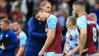 Pada akhir musim 2021/2022 Burnley menjadi satu dari tiga klub yang terdegradasi dari Premier League ke Championship dengan menempati posisi ke-18 di klasemen akhir. Bermain di kasta yang lebih rendah tentu menjadi kemunduran bagi klub dan para pemain. Namun tidak demikian dengan nasib 5 pemain berikut yang ternyata masih bertahan di Premier League usai diikat oleh klub barunya. Siapa saja? Yuk disimak uraiannya. (AFP/Lindsey Parnaby)