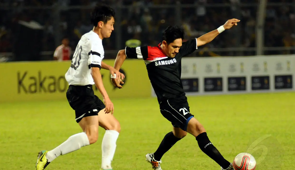 Aktor dan Presenter, Ibnu Jamil mencoba melewati Jung Han Cheol (JS & Firends) saat berlaga di Stadion GBK Jakarta, (2/6/2014). (Liputan6.com/Helmi Fithriansyah) 
