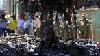 Ribuan senjata di angkut menggunakan magnet untuk nantinya dimusnahkan di Santiago, Chile, Senin (18/1). 13.000 senjata dimusnahkan yang merupakan bagian dari program pengawasan senjata di Chile.  (REUTERS / Ivan Alvarado)