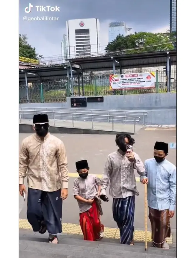 Pulang Salat Jumat, 6 Potret Gaya Gen Halilintar di Sudirman Ini Curi Perhatian