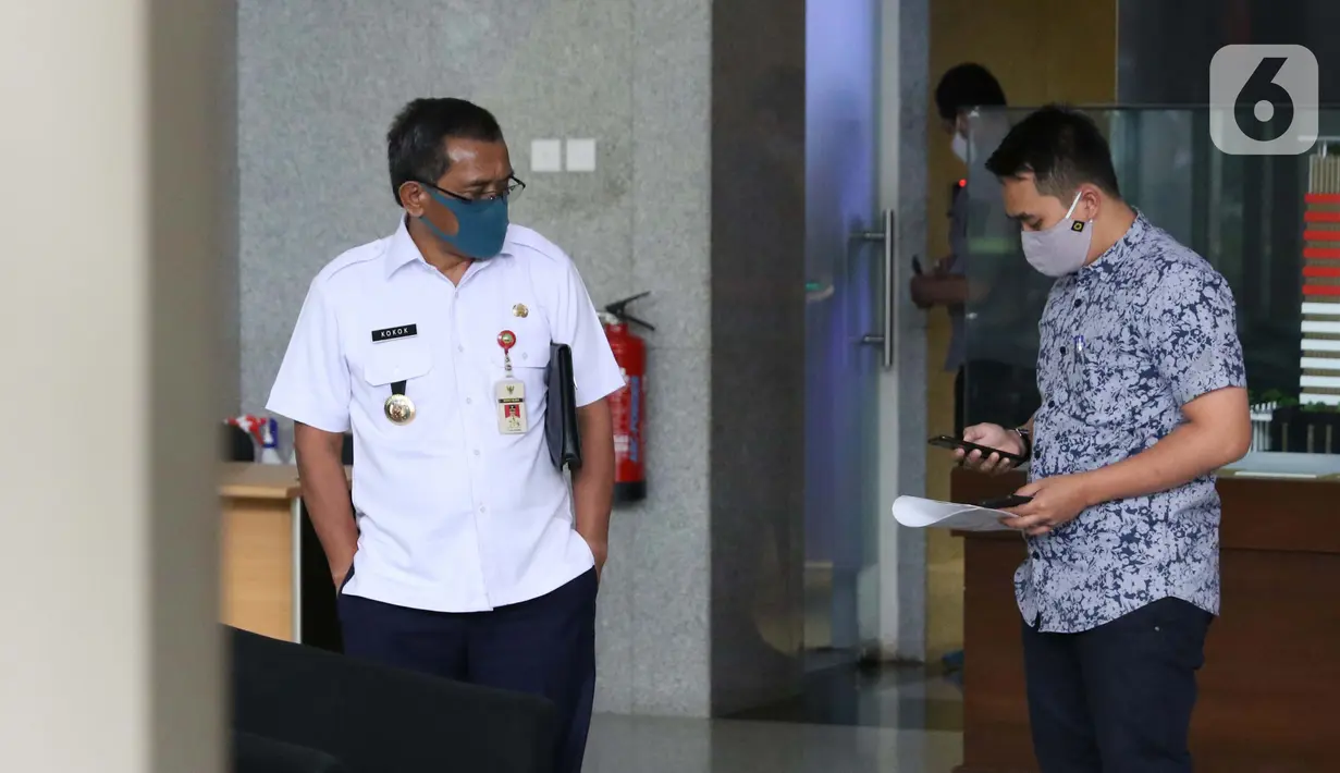 Bupati Blora, Djoko Nugroho (kiri) bersiap meninggalkan gedung KPK, Jakarta, Kamis (6/8/2020). Djoko Nugroho diperiksa sebagai saksi dalam kasus dugaan suap terkait kegiatan penjualan dan pemasaran pada PT Dirgantara Indonesia Tahun 2007-2017. (Liputan6.com/Helmi Fithriansyah)