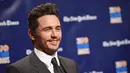 James Franco membantu seseorang untuk mengisi bahan bakar. (DIMITRIOS KAMBOURIS / GETTY IMAGES NORTH AMERICA / AFP)