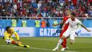 Gelandang Swiss, Blerim Dzemaili, berusaha membobol gawang Serbia pada laga grup E Piala Dunia di Stadion Kaliningrad, Kaliningrad, Jumat (22/6/2018). Swiss menang 2-1 atas Serbia. (AP/Matthias Schrader)