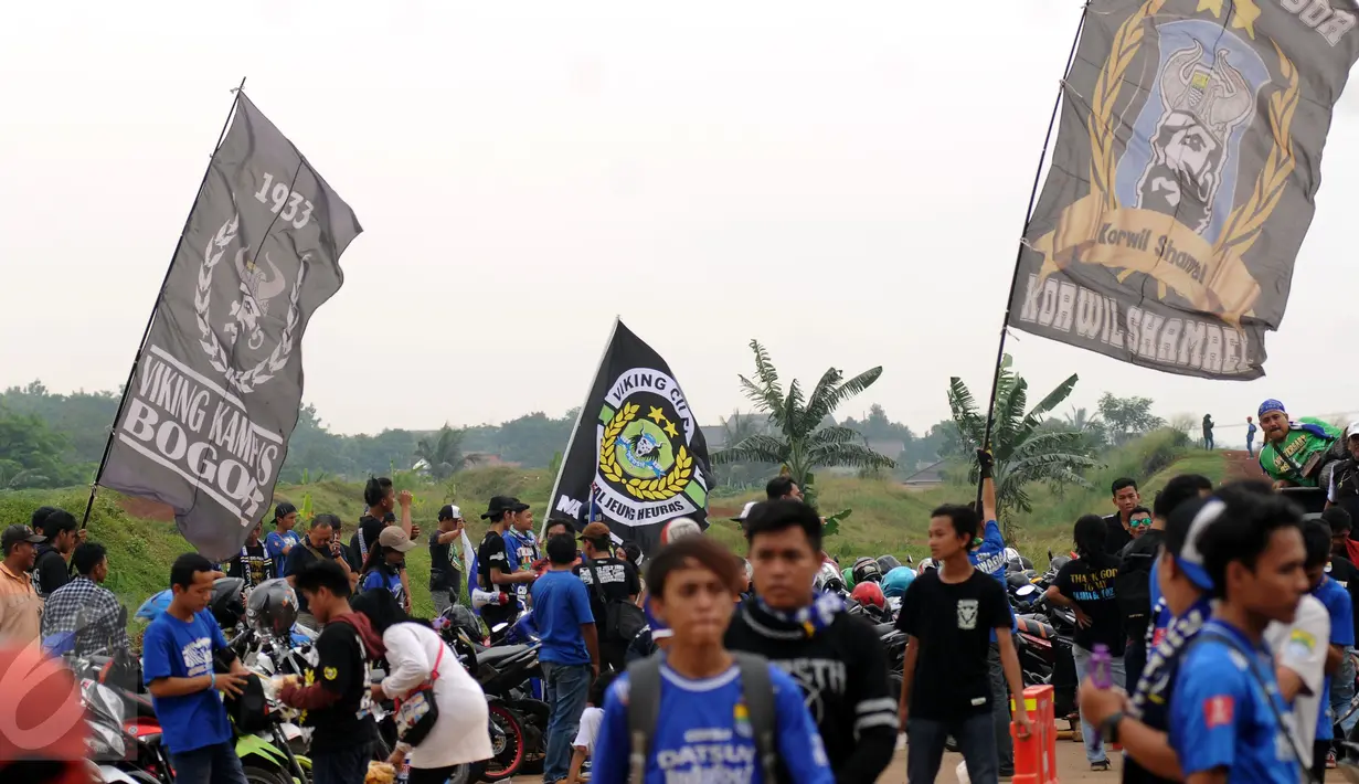 Sejumlah suporter Persib berkumpul di lokasi parkir Stadion Pakansari, Kab Bogor, Minggu (21/8). Persib akan melakoni laga lanjutan Torabika Soccer Championship presented by IM3 Ooredoo melawan PS TNI. (Liputan6.com/Helmi Fithriansyah)