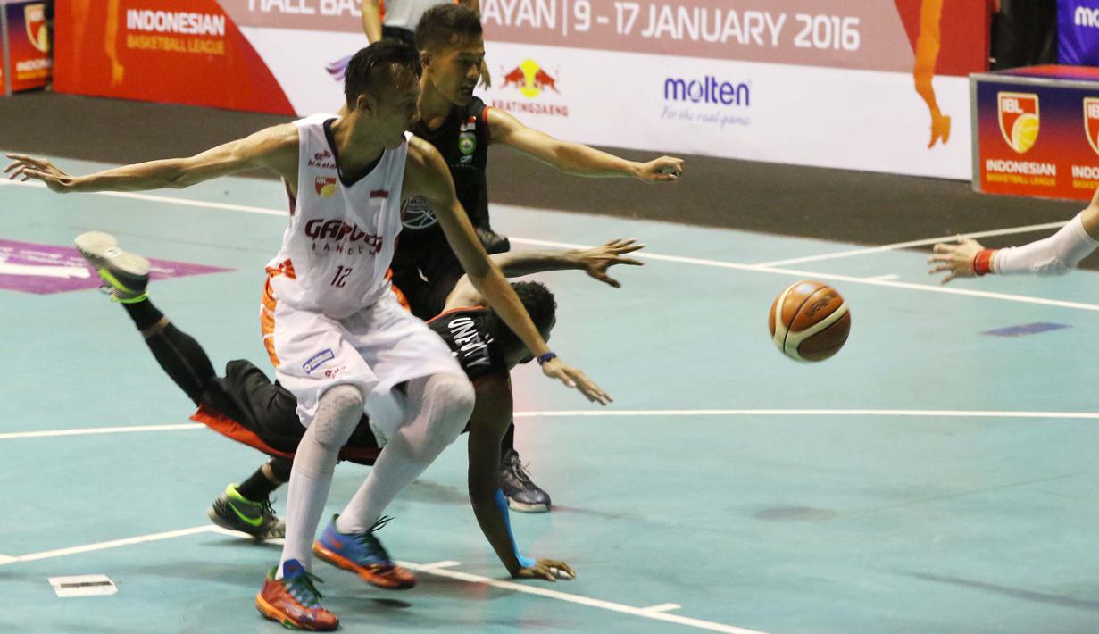 Pemain Hangtuah, Richardo Uneputty terjatuh saat berebut bola dengan pemain Garuda Bandung, Falconi pada lanjutan IBL Reguler Season 2015-2016 di Hall A Senayan, Jakarta, Selasa (12/1/2016). Garuda Bandung menang 67-62. (Bola.com/Nicklas Hanoatubun)