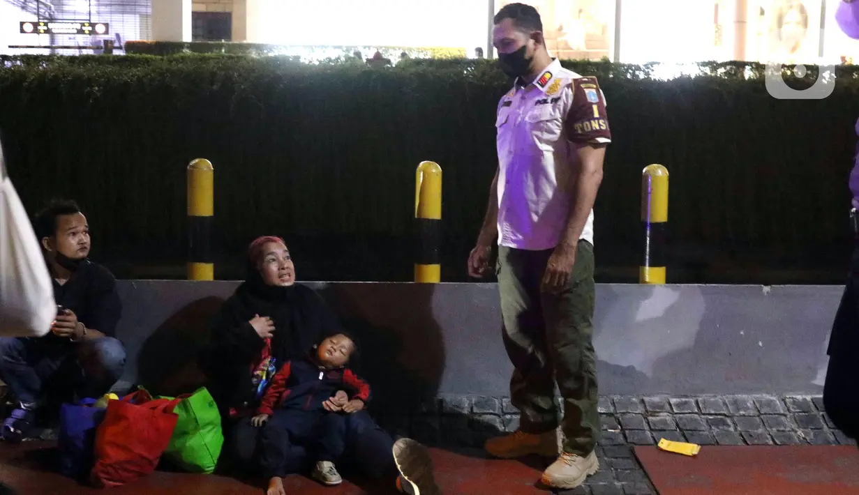 Satpol PP melakukan pembubaran terhadap warga yang berkerumun di kawasan Bundaran HI, Jakarta, Jumat (31/12/2021). Petugas gabungan melarang perayan malam pergantian tahun di wilayah Jakarta untuk mencegah penyebaran COVID-19. (Liputan6.com/Angga Yuniar)
