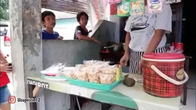 Sony Wakwaw berjualan gorengan dan Kopi