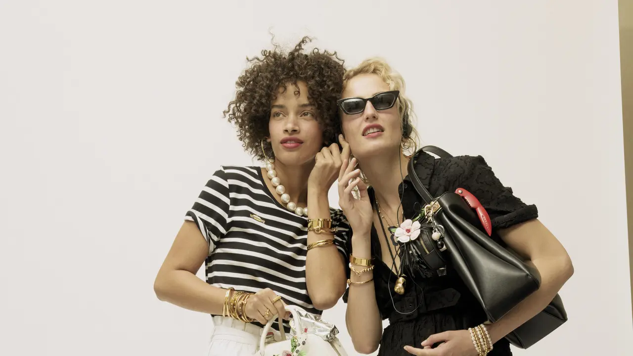 Dua orang model sedang mengenakan Kate Spade summer 2025 collection (Foto Dok: Kate Spade New York)