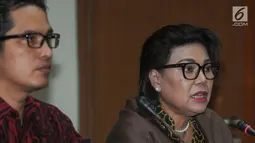 Wakil Ketua KPK, Basariah Panjaitan dan Jubir KPK Febri Diansyah memberikan keterangan pers OTT Gubernur Kepulauan Riau (Kepri) Nurdin Basirun di gedung KPK, Jakarta, Kamis (11/07/2019). KPK menetapkan empat tersangka terkait suap izin lokasi rencana reklamasi di Kepri. (merdeka.com/Dwi Narwoko)