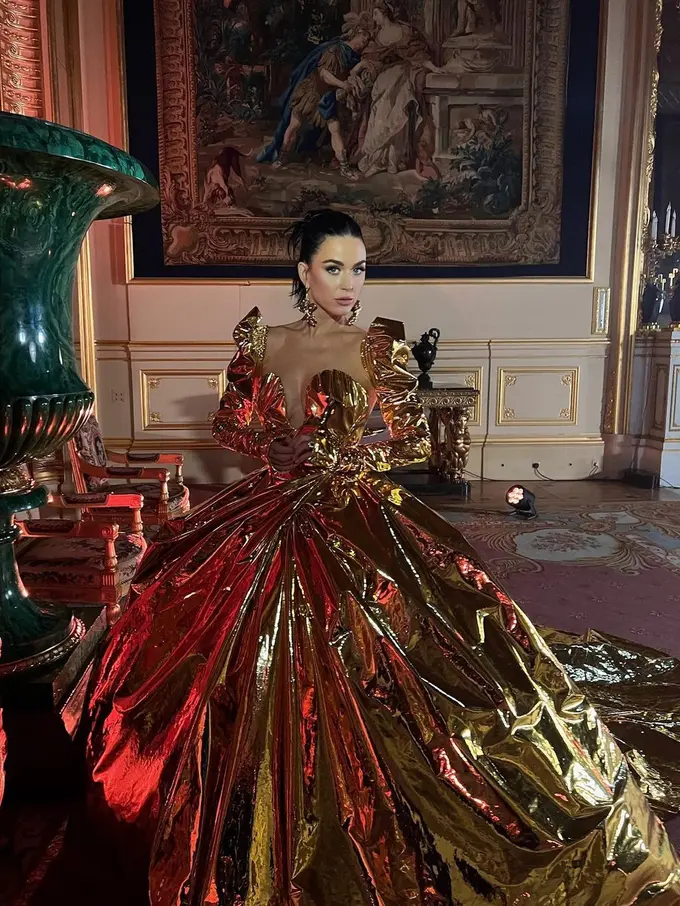 Gaya Glamor Katy Perry Pakai Gaun Emas Metalik di Konser Penobatan Raja Charles III