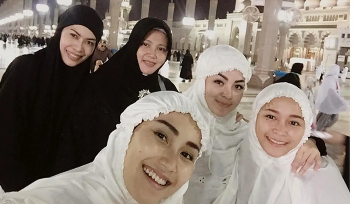 "Semoga dibalik setiap cobaan engkau memberikan hikmah yg baik dan dibalik itu semua engkau memberikan kebahagiaan yg tak terhitung nilainya amin.....semoga engkau menjabah segala doa yg telah hamba panjatkan padamu amin," tulis Ayu Ting Ting.