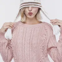 Seorang perempuan menggunakan sweater rajut berwarna pink dan topi rajut (Foto Dok: Freepik/freepik).