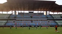 Skuat Persebaya saat berlatih di Stadion Gelora Bung Tomo di Surabaya, Rabu (6/11/2019). (Bola.com/Aditya Wany)