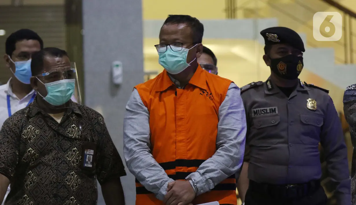 Menteri Kelautan dan Perikanan, Edhy Prabowo (tengah) digiring petugas sesaat sebelum rilis penetapan tersangka kasus dugaan suap penetapan calon eksportir benih lobster di Gedung KPK Jakarta, Rabu (25/11/2020). Edhy ditahan KPK bersama empat orang lainnya. (Liputan6.com/Helmi Fithriansyah)