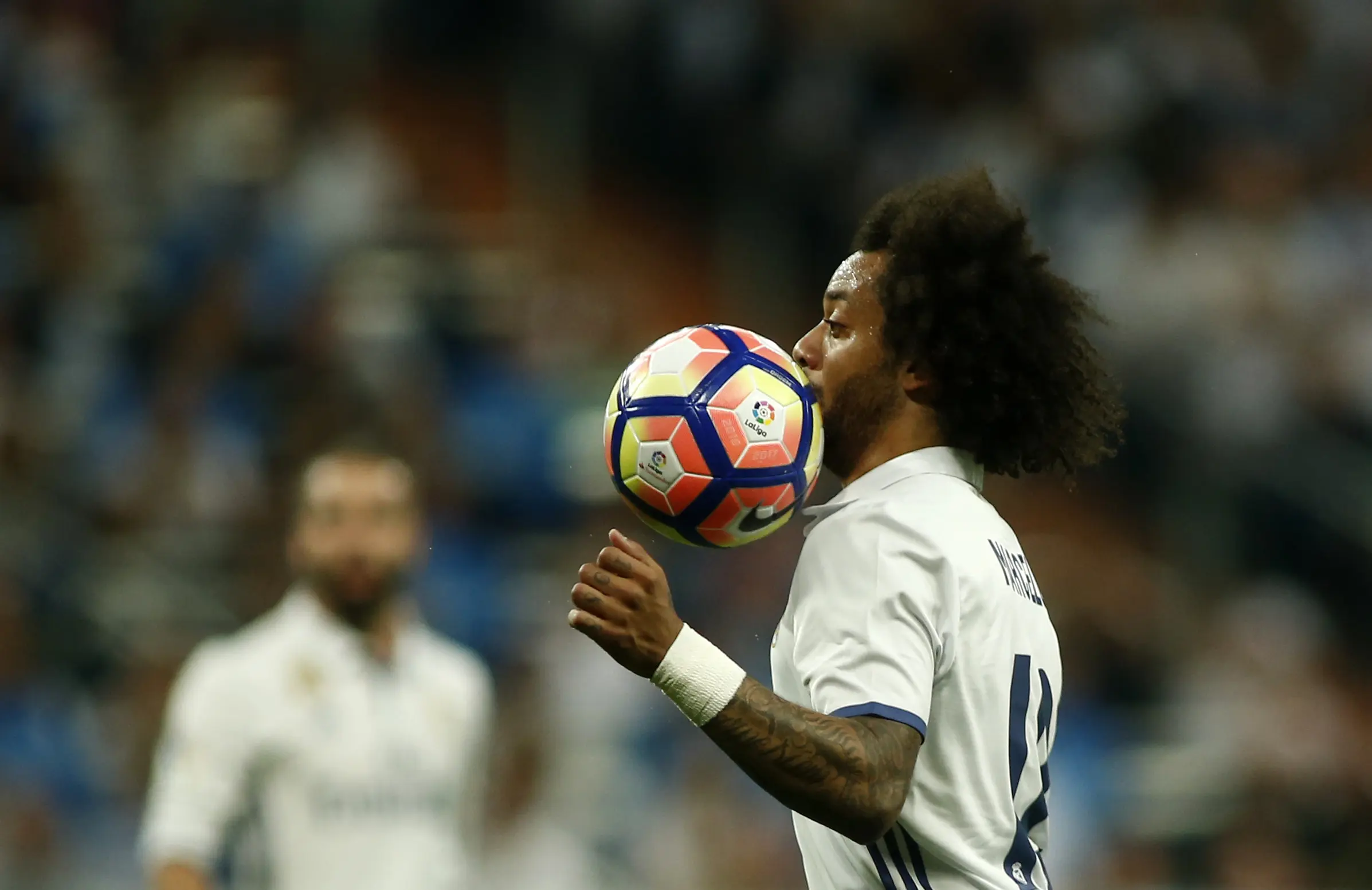 Aksi bek sayap Real Madrid, Marcelo saat melawan Barcelona. (OSCAR DEL POZO / AFP)