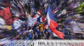 Foto yang diambil dengan efek zoom ini menunjukkan sorak-sorai penggemar Prancis sebelum pertandingan perempat final UEFA Euro 2024 antara Portugal dan Prancis di Volksparkstadion, Hamburg, pada Jumat 5 Juli 2024 atau Sabtu 6 Juli 2024 dini hari WIB. (JAVIER SORIANO/AFP)
