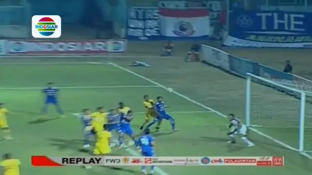 2 gol sundulan Lancine Kone striker gaek Arema Cronus saat melawan Sriwijaya FC di Stadion Kanjuruhan, Malang, Sabtu (5/9/2015).
