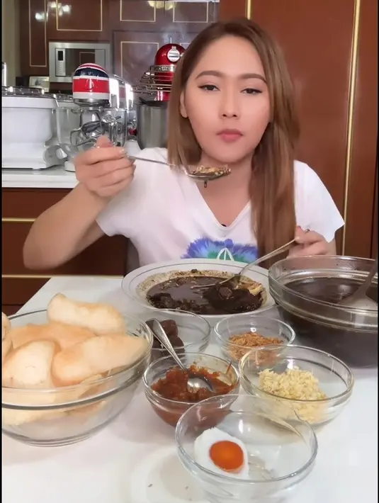 Bukan kali ini saja Inul Daratista jualan rawon. Sebelumnya, saat usaha karaokenya tutup karena Covid-19, Inul juga jualan rawon secara online.  [Instagram/inul.d]