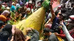 Warga berebut tumpeng hasil pertanian di halaman Pendopo Kabupaten Trenggalek, Jawa Timur, Kamis (31/8/2023). (merdeka.com/arie basuki)