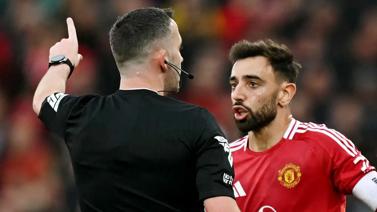 Foto: Detik-detik Bruno Fernandes Diusir Wasit Hingga Tinggalkan Lapangan, Awal Mula Petaka Setan Merah