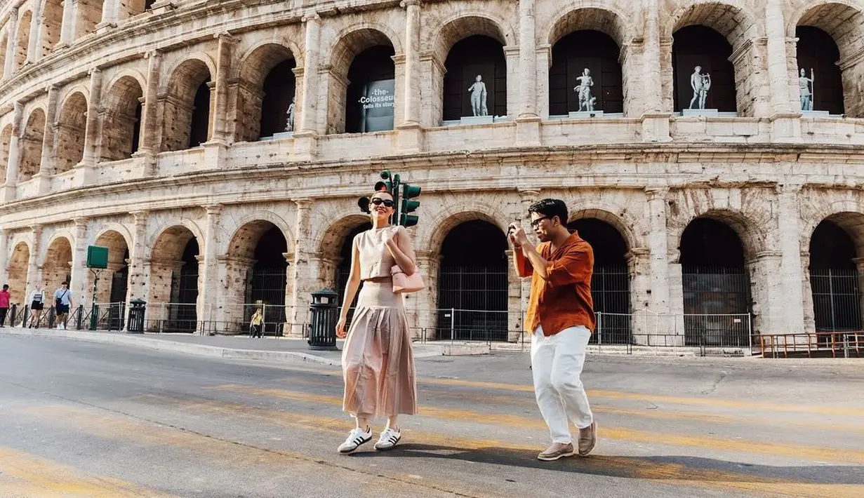 Tiba di Roma, Aaliyah Massaid tampil bak warga lokal dengan two piece dress tanpa lengan berwarna cokelat. Dipadukan dengan sling bag dan kacamata hitam dari Celine. [@aaliyah.massaid]