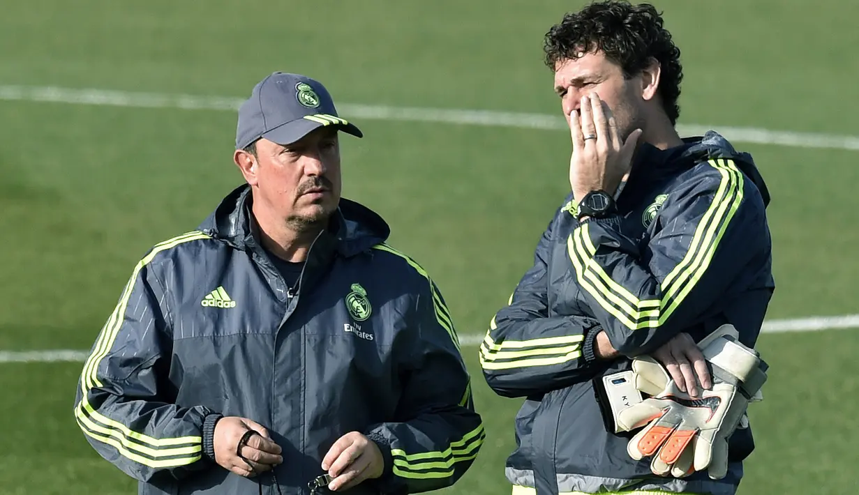 Pelatih Real Madrid, Rafael Benitez (kiri)  berbincang dengan asistennya pada sesi latihan persiapan melawan Getafe pada lanjutan Liga BBVA Spanyol di Valdebebas Training Ground, Madrid, Jumat (4/12/2015).  (AFP Photo/Gerard Julien)