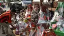 Pedagang merapikan parsel dagangannya yang dijual di kawasan Cikini, Jakarta, Rabu (6/6). Menjelang Hari Raya Idul Fitri, penjualan parsel para pedagang dadakan tersebut meningkat hingga 50 persen. (Liputan6.com/Immanuel Antonius)