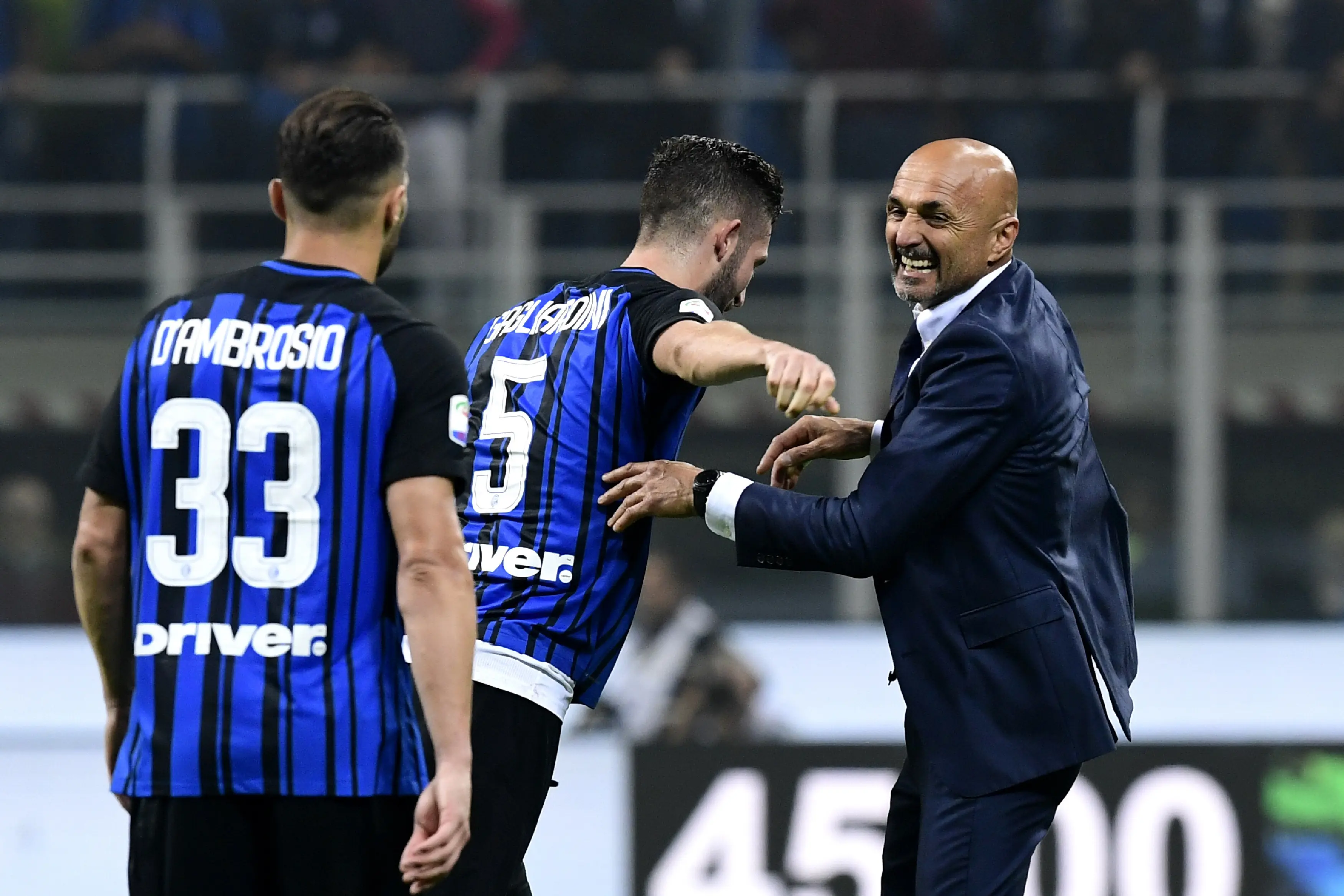 Luciano Spalletti bersama pemain Inter Milan. (AFP / MIGUEL MEDINA)