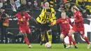 Gelandang Borussia Dortmund, Jude Bellingham (tengah) bersaing dengan pemain RB Leipzig Amadou Haidara, Xaver Schlager dan Emil Forsberg, dalam laga pekan ke-23 Bundesliga atau Liga Jerman 2022/2023 di Signal Iduna Park, Sabtu (4/3/2023) dini hari WIB. Die Borussen --julukan Borussia Dortmund-- menang dengan skor tipis 2-1 atas RB Leipzig. (AP Photo/Martin Meissner)