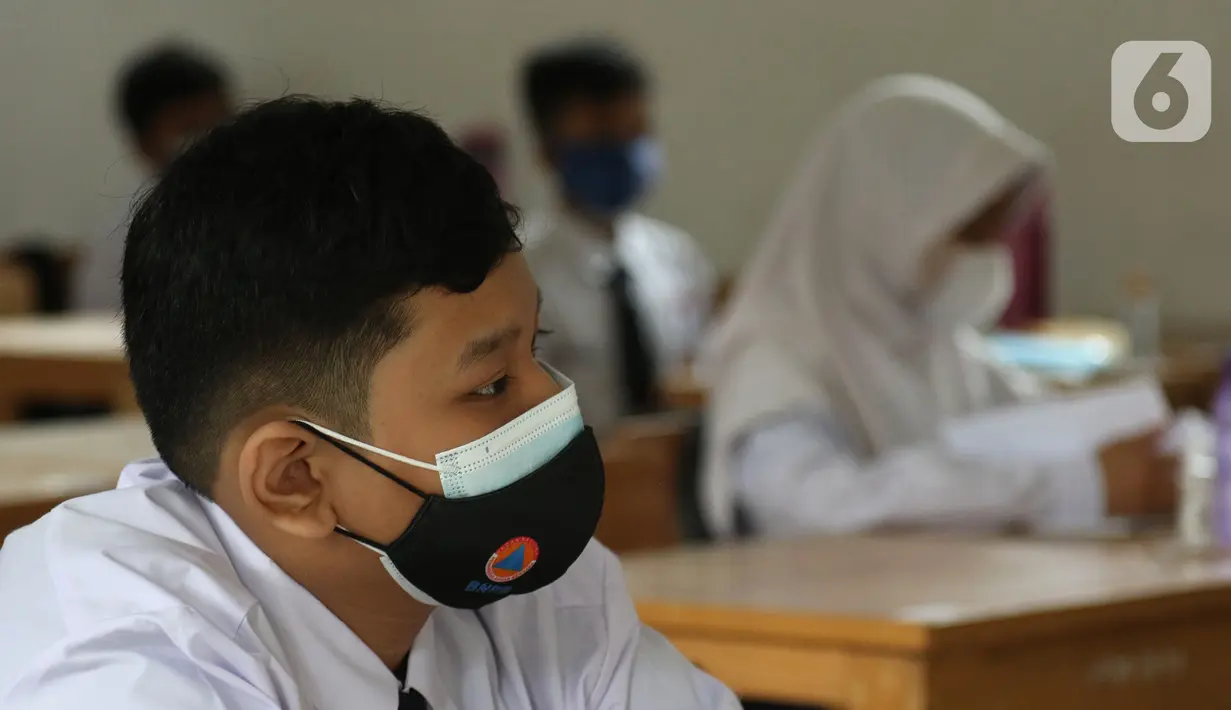 Siswa mengikuti Pembelajaran Tatap Muka Terbatas (PTMT) di SMPN 1 Depok, Depok, Jawa Barat, Senin (4/10/2021). Pemerintah Kota Depok kembali memberlakukan PTMT kepada seluruh sekolah mulai hari ini. (Liputan6.com/Herman Zakharia)