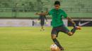 Bek timnas Indonesia, Fachrudin Aryanto, mengontrol bola saat latihan jelang laga persahabatan melawan Malaysia. (Bola.com/Vitalis Yogi Trisna)