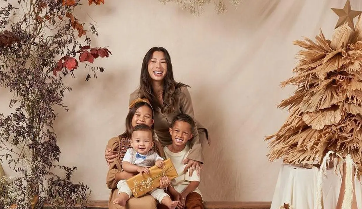 Beda dari yang lain, keluarga Jennifer Bachdim tampil kompak dalam balutan nuansa earthy (Instagram/jenniferbachdim).