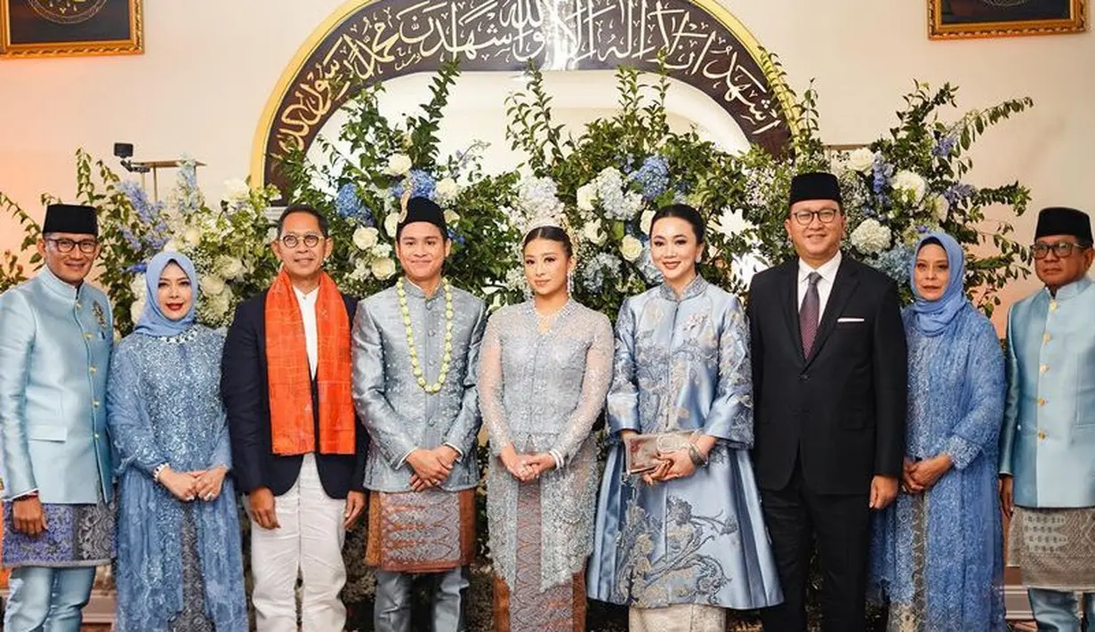 Sandiaga Uno baru saja menikahkan putrinya, Atheera di Amerika. Kedua mempelai pun tampil mengenakan pakaian adat Betawi warna baby blue. [@sandiuno]