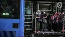 Calon penumpang menunggu bus di halte Transjakarta kawasan Jalan Thamrin, Jakarta, Selasa (17/5/2022). Presiden Joko Widodo atau Jokowi mengatakan, masyarakat diperbolehkan tidak menggunakan masker jika sedang beraktivitas di luar ruangan atau area terbuka yang tidak padat orang. (Liputan6.com/Faizal Fanani)